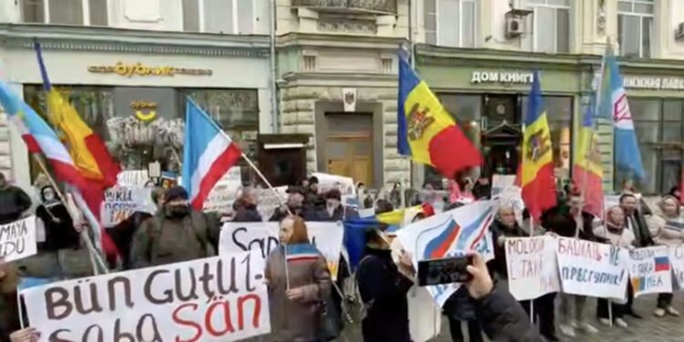 „Moldova e țara mea”, „Bașcanul nu este un infractor”, „Sandu, lasă Găgăuzia în pace” – Protest la Ambasada Moldovei din Moscova |VIDEO