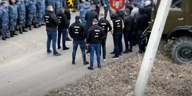 Șantaj cu imagini compromițătoare: 13 percheziții efectuate în dosarul unui bărbat și al unor deținuți