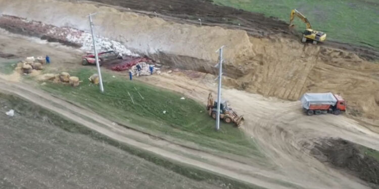 Imagini șocante din dronă: Înhumarea zeci de mii de porci afectați de pesta africană în satul Roșcani