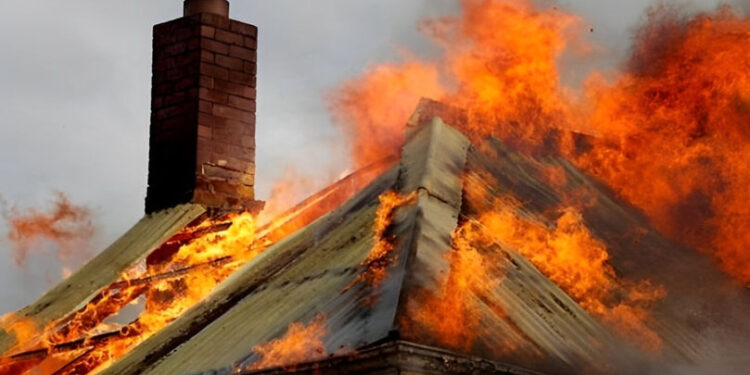 Cahul: Incendiu într-o locuință din satul Roșu. O femeie a suferit arsuri