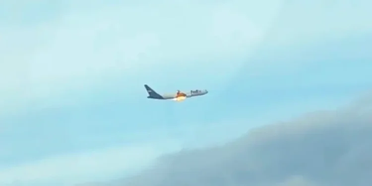 Avion FedEx nevoit să aterizeze de urgență din cauza unui motor aprins la decolare