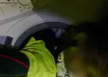 O fetiță de 8 ani blocată în mașina de spălat a fost salvată de pompieri după o oră, în Spania: „Prima dată când văd așa ceva”