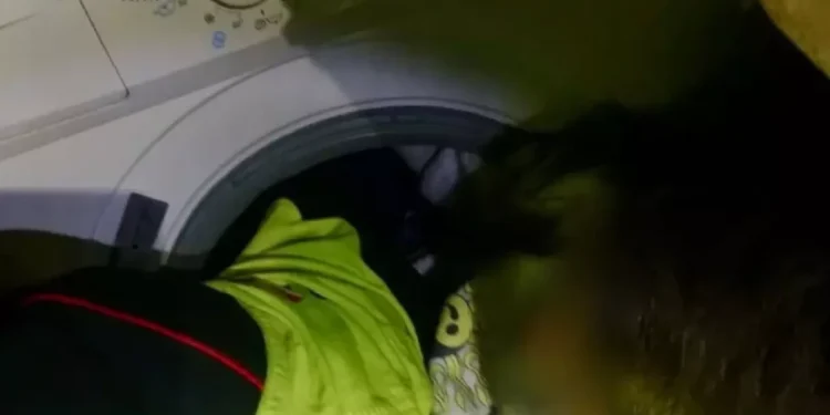 O fetiță de 8 ani blocată în mașina de spălat a fost salvată de pompieri după o oră, în Spania: „Prima dată când văd așa ceva”