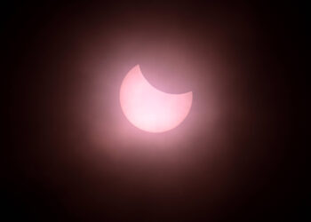 Cum s-a văzut eclipsa parțială de Soare în întreaga lume. Luna a părut roz din Anglia