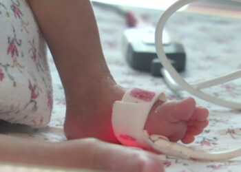 Nou-născut aruncat în toaletă de tatăl său. Medic: Un copil norocos, a avut zile, având în vedere frigul de afară și înălțimea mare