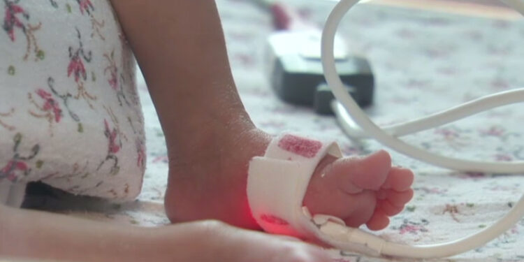 Nou-născut aruncat în toaletă de tatăl său. Medic: Un copil norocos, a avut zile, având în vedere frigul de afară și înălțimea mare