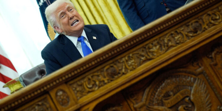 Declarație-șoc a lui Trump, care admite că discuțiile cu Putin despre Ucraina se referă la „împărțiri teritoriale, etcetera, etcetera”