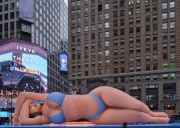 Kim Kardashian „uriașă” în Times Square: Reacțiil a o campanie publicitară îndrăzneață