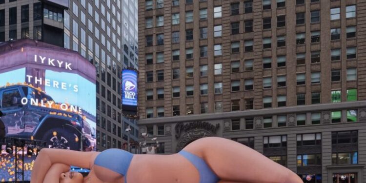 Kim Kardashian „uriașă” în Times Square: Reacțiil a o campanie publicitară îndrăzneață