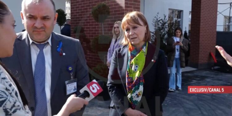 Pentru a evita să răspundă la întrebările Canal5, un bodyguard al lui Sandu a aplicat forță asupra jurnalistei, iar Nemerenko i-a amenințat cu poliția |VIDEO