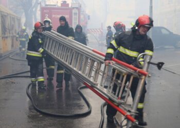 Flăcări uriașe în centrul Chișinăului: Pompierii au reușit să stingă flăcările după ore de luptă