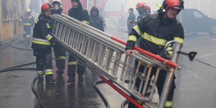 Flăcări uriașe în centrul Chișinăului: Pompierii au reușit să stingă flăcările după ore de luptă
