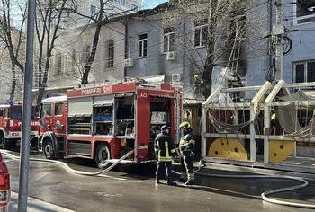 Incendiu în centrul capitalei: pompierii continuă intervenția
