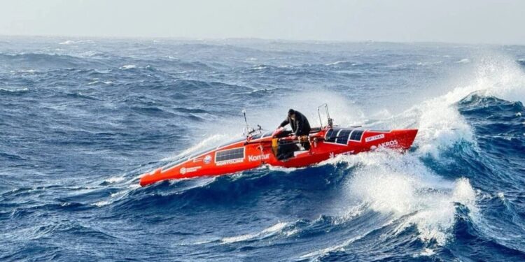 Feodor Koniuhov a devenit primul om care a traversat Atlanticul de Sud cu barca cu vâsle