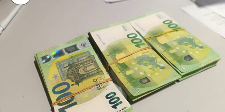 Tentativă de scoatere ilegală a valutei depistată la Aeroportul Chișinău