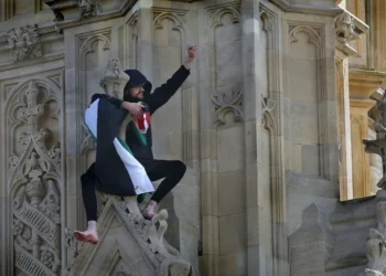 Bărbat arestat după ce s-a urcat pe turnul Big Ben din Londra cu un steag palestinian. A coborât după 16 ore