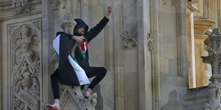 Bărbat arestat după ce s-a urcat pe turnul Big Ben din Londra cu un steag palestinian. A coborât după 16 ore