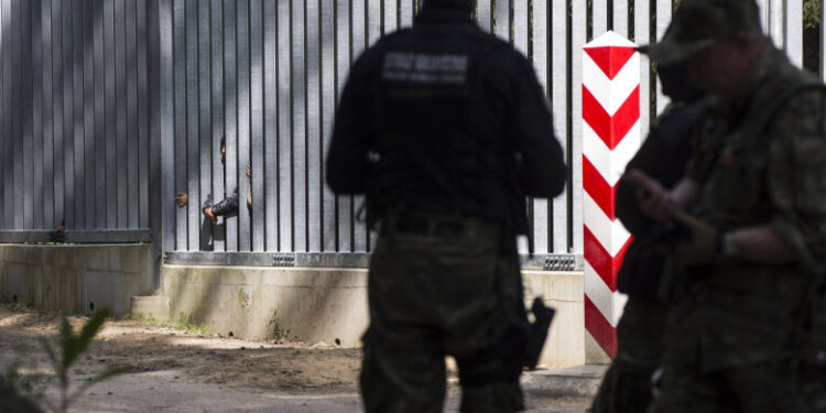Polonia va suspenda dreptul de a solicita azil pentru migranții care intră în țară pe la frontiera sa cu Belarus
