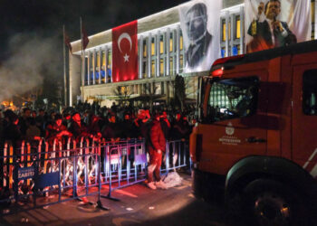 „Noaptea democrației” în Turcia: Sute de mii de oameni protestează împotriva regimului Erdogan. Violențe la Istanbul și Izmir