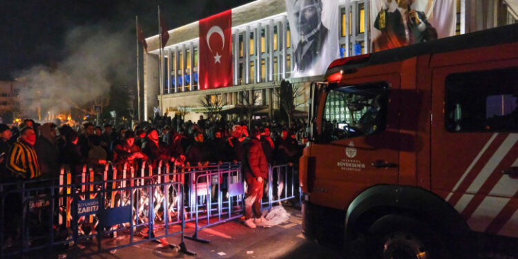 „Noaptea democrației” în Turcia: Sute de mii de oameni protestează împotriva regimului Erdogan. Violențe la Istanbul și Izmir