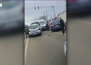 5 mașini și un microbuz s-au ciocnit la intrarea în București. 12 oameni au fost duși la spital