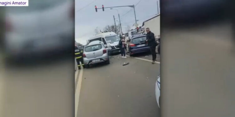5 mașini și un microbuz s-au ciocnit la intrarea în București. 12 oameni au fost duși la spital