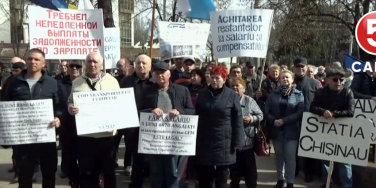 „Nu avem bani de mâncare!” – Feroviarii protestează și cer plata urgentă a salariilor restante