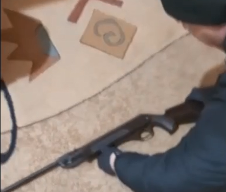 Patru bărbați din raionul Drochia reținuți pentru deținerea ilegală de arme și muniții