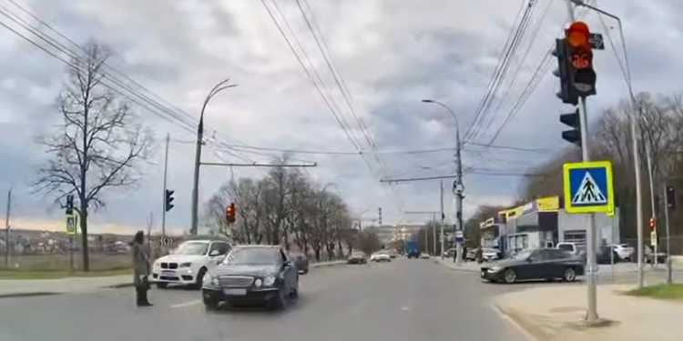 Șofer de Mercedes a evitat pe muchie o tragedie pe o stradă din capitală