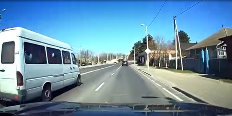 Șofer de microbuz sancționat pentru încălcarea regulilor de circulație în peresecina