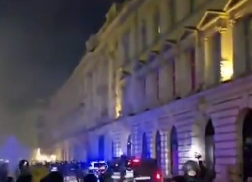 Protest violent în fața BEC în București în noaptea de luni: Susținătorii lui Călin Georgescu au cerut validarea candidaturii.