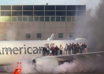 Incendiu la bordul unui avion American Airlines după aterizarea în Denver