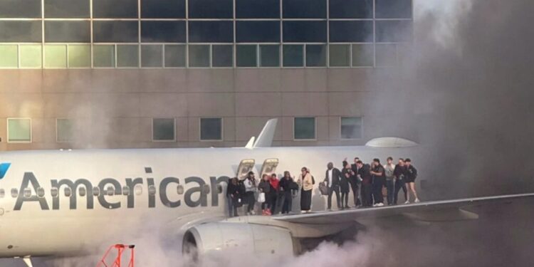 Incendiu la bordul unui avion American Airlines după aterizarea în Denver