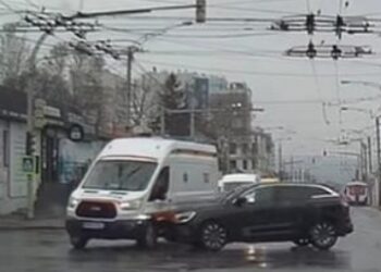 Coliziune între o ambulanță și un Renault în centrul Chișinăulu