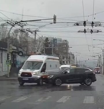 Coliziune între o ambulanță și un Renault în centrul Chișinăulu