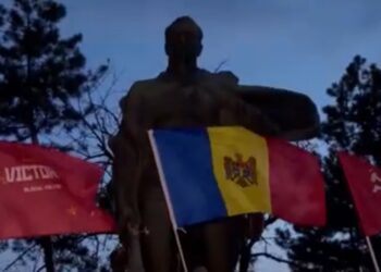 Depunere de flori și dansuri în Drochia: Reprezentanții Blocului „Victorie” au omagiat eroii căzuți în război