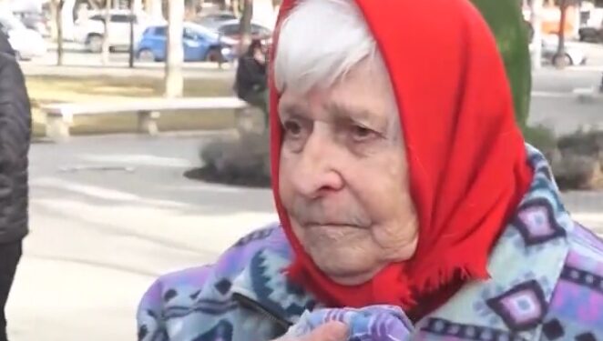 Fiecare stă la coadă pentru mâncare gratuită. Bătrânii din Chișinău trăiesc din mila voluntarilor: pensiile mici nu le ajung pentru traiul de zi cu zi.