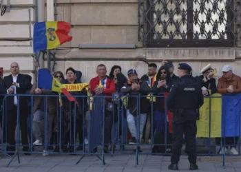 Susținătorii lui Călin Georgescu s-au dus la depunerea candidaturii lui Crin Antonescu la alegerile prezidențiale Citeşte întreaga ştire: Susținătorii lui Călin Georgescu s-au dus la depunerea candidaturii lui Crin Antonescu la alegerile prezidențiale