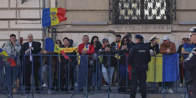 Susținătorii lui Călin Georgescu s-au dus la depunerea candidaturii lui Crin Antonescu la alegerile prezidențiale Citeşte întreaga ştire: Susținătorii lui Călin Georgescu s-au dus la depunerea candidaturii lui Crin Antonescu la alegerile prezidențiale