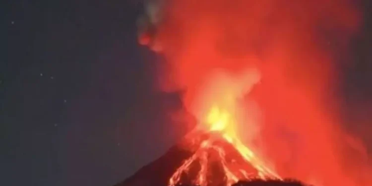 Vulcanul Laki Laki aruncă cenușă la 8.000 de metri, zboruri anulate