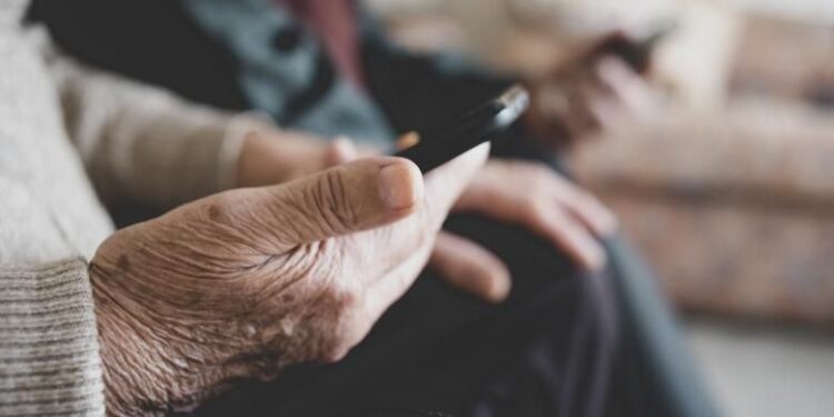 Vârstnicii din Durlești beneficiază de telefoane mobile în cadrul unui program de incluziune digitală