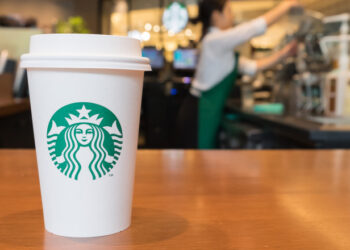 Starbucks, obligată să plătească milioane de dolari despăgubiri unui curier care s-a opărit cu cafea. Reacția companiei