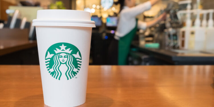 Starbucks, obligată să plătească milioane de dolari despăgubiri unui curier care s-a opărit cu cafea. Reacția companiei