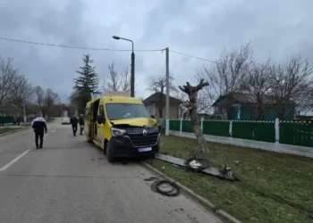 Microbuz școlar din Ocnița implicat într-un accident rutier