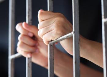 Mamă și fiică, acuzate de escrocherie