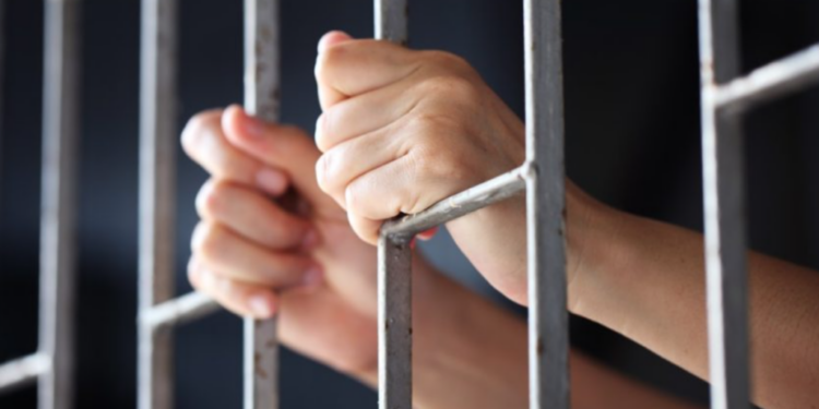 Mamă și fiică, acuzate de escrocherie