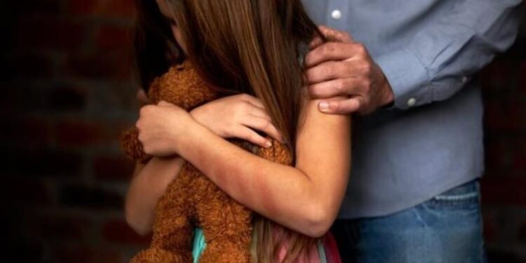 21 de ani de închisoare pentru bărbatul care și-a violat fiica minoră