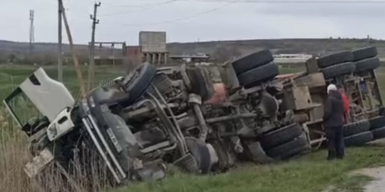 Accident lângă Telenești: Autocisternă răsturnată, un bărbat rănit
