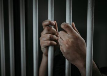 I-au eliberat, iar acum se chinuie să-i prindă: poliția fuge după condamnații scoși de după gratii de  |VIDEOPAS