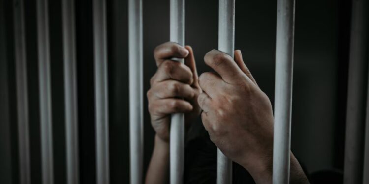 I-au eliberat, iar acum se chinuie să-i prindă: poliția fuge după condamnații scoși de după gratii de |VIDEOPAS